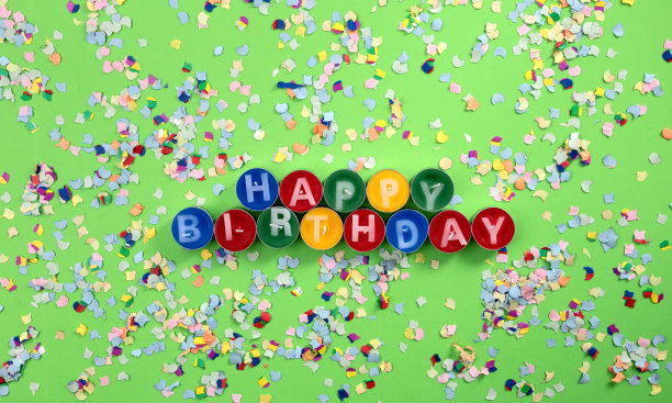 五彩缤纷的生日蜡烛上撒着五彩纸屑图片下载