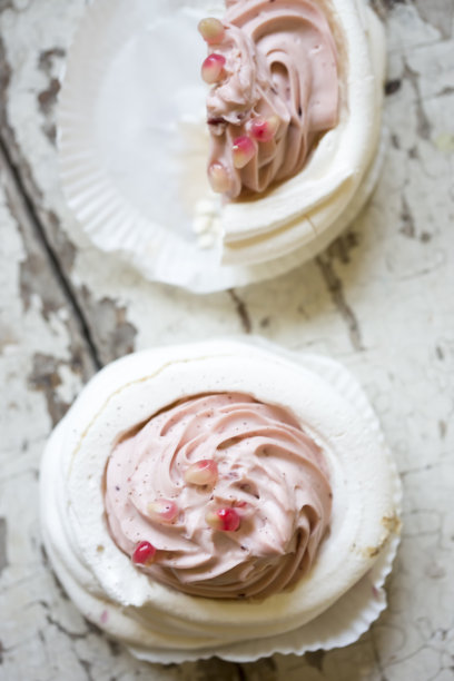 石榴奶油蛋白酥窝，上面撒石榴籽图片下载