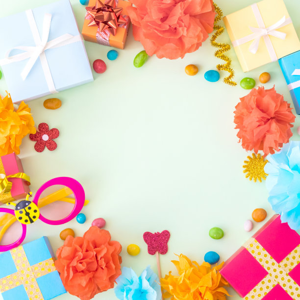 生日派对背景与节日装饰，嘉年华眼镜，彩带，礼盒，花环，绒球在光的背景。丰富多彩的庆典背景，复制空间，平铺，俯视图。图片下载