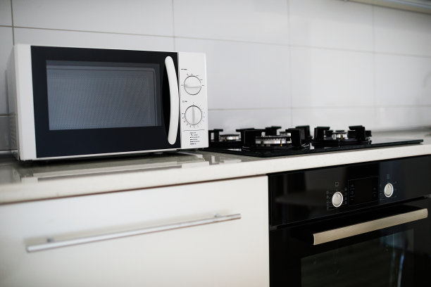 现代化的厨房内部配备了电炉和微波炉。图片下载