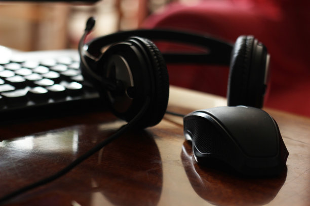 带电脑的黑色耳机图片下载