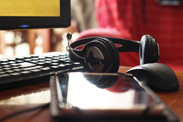 带电脑的黑色耳机图片下载