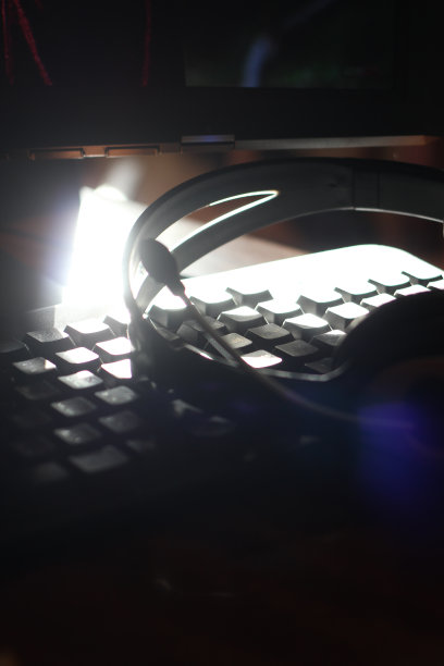 带电脑的黑色耳机图片下载