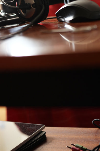 带电脑的黑色耳机图片下载