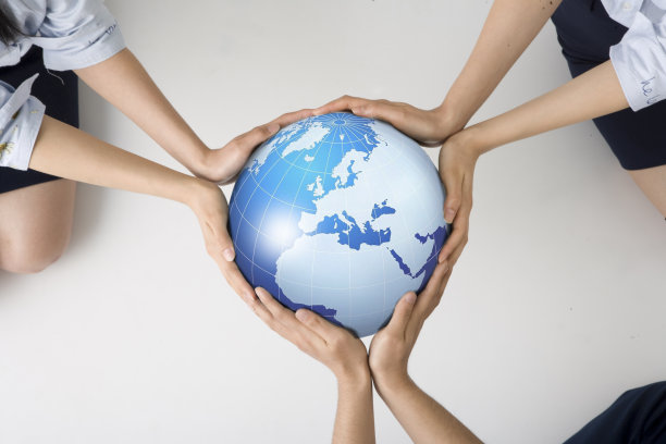 在白色背景下，一个男人的手牵着地球图片下载