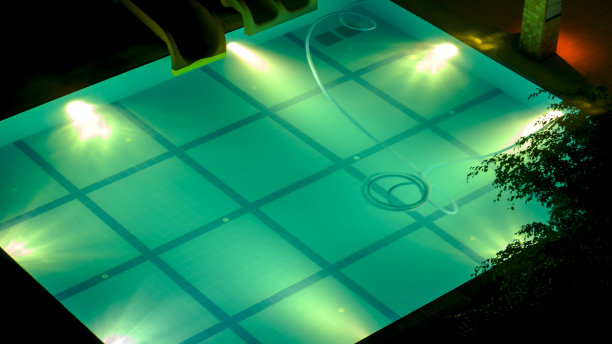 游泳池在夜间照明图片下载