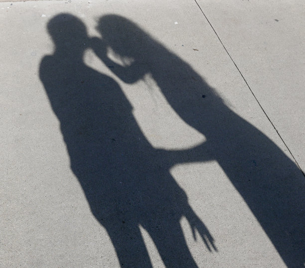 女孩的影子在墙上图片下载