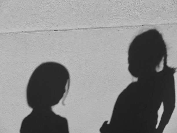女孩的影子在墙上图片下载
