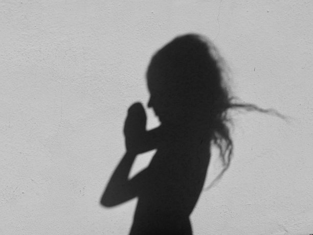女孩的影子在墙上图片下载