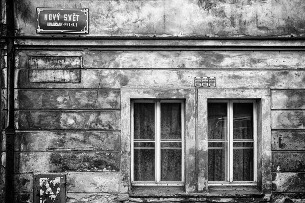 旧的和擦伤的墙壁，典型的牌匾表明布拉格的地区和街道图片下载