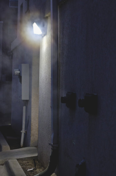 小巷里的蒸汽和灯光图片下载