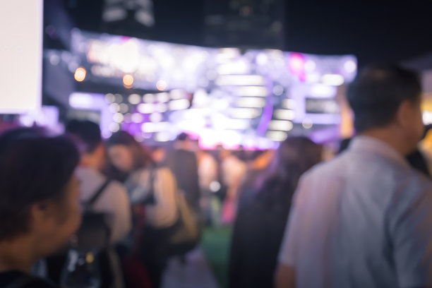 模糊的背景人们在夜市享受美食和饮料图片下载