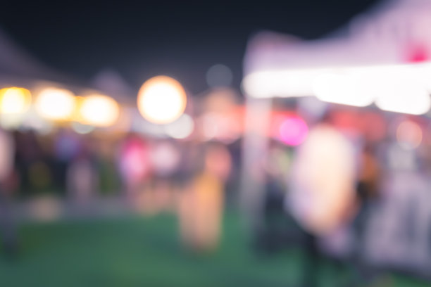 模糊的背景人们在夜市享受美食和饮料图片下载