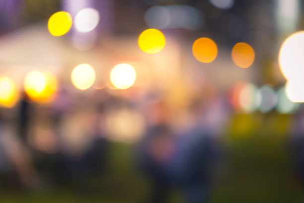 模糊的背景人们在夜市享受美食和饮料图片下载