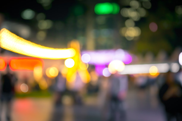 模糊的背景人们在夜市享受美食和饮料图片下载