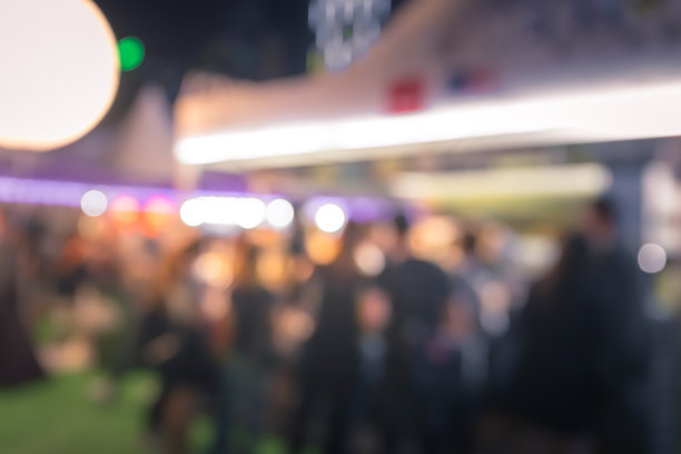 模糊的背景人们在夜市享受美食和饮料图片下载
