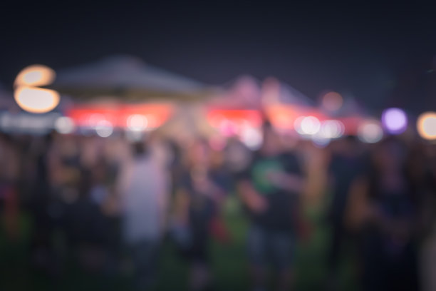 模糊的背景人们在夜市享受美食和饮料图片下载