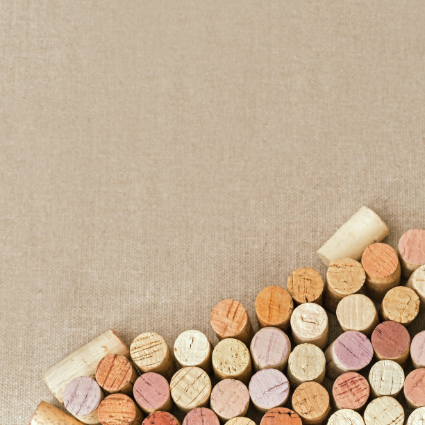 一堆不同的红、白葡萄酒木栓在天然棉布上，有一个复制空间。食品的背景。前视图。图片下载