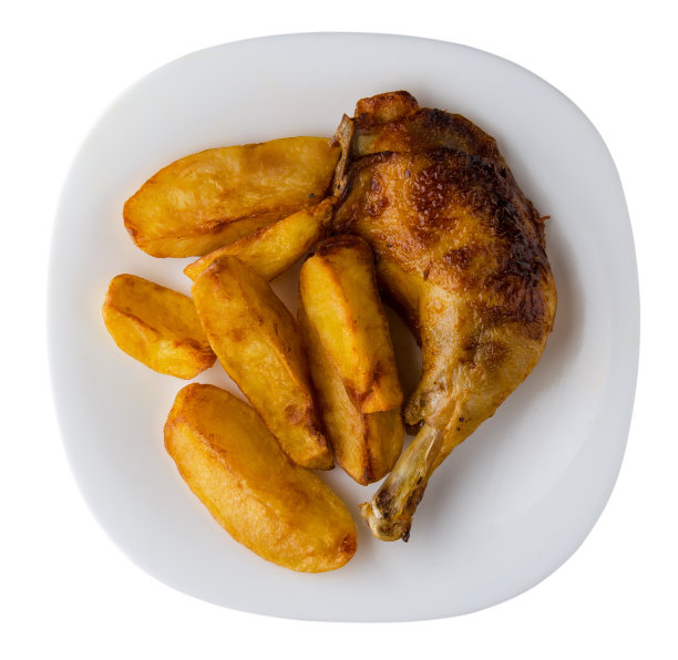 盘子里有鸡腿和炸薯条。鸡腿和薯条孤立在白色的背景。图片下载