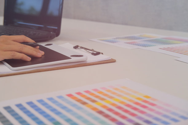 室内设计师艺术家工作平面。摄影师润饰照片。设计创意概念图片下载