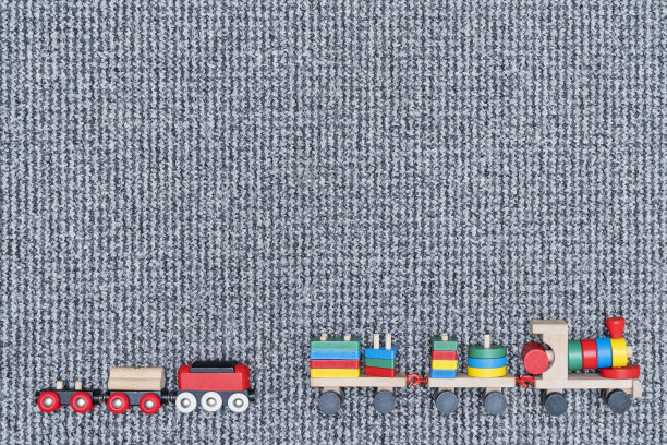 孩子们坐在地毯上的木制火车上图片下载