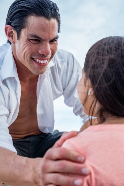 肩上的照片帅气的爸爸在海滩上看着女儿的眼睛图片下载