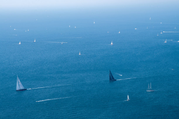 在一个晴朗的秋天早晨，帆船上的赛舟会图片下载