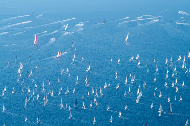 在一个晴朗的秋天早晨，帆船上的赛舟会图片下载