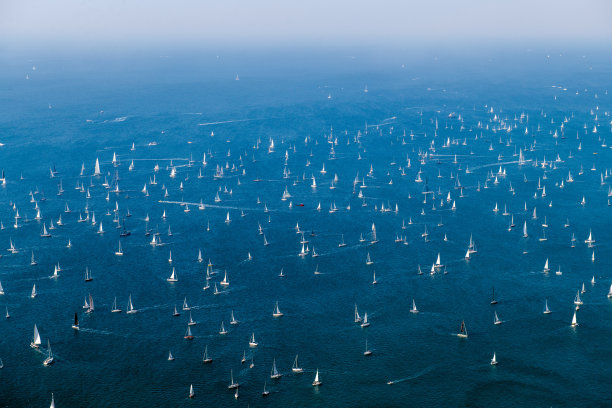 在一个晴朗的秋天早晨，帆船上的赛舟会图片下载