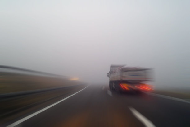 高速公路上的卡车在雾天里变得模糊起来图片下载