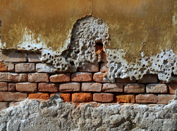 那堵旧墙，灰泥下面有砖头图片下载