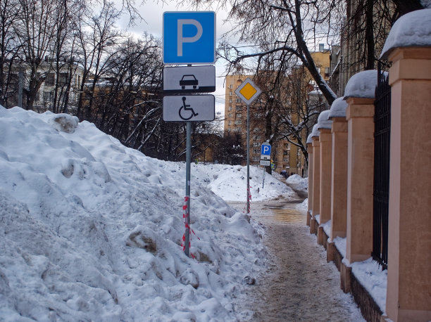 莫斯科大街上覆盖着积雪图片下载