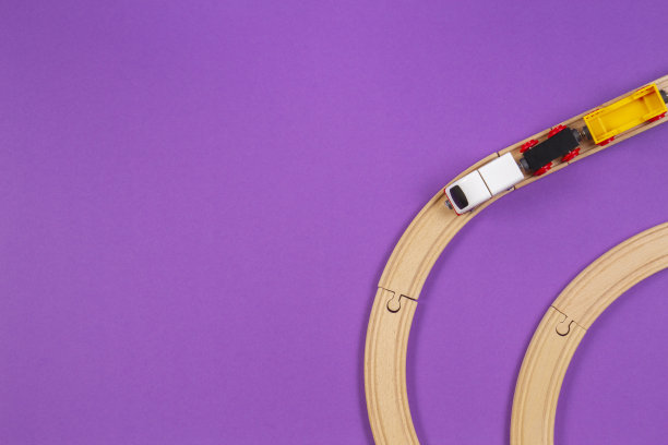 玩具火车和木制栏杆上的紫色紫色的背景图片下载