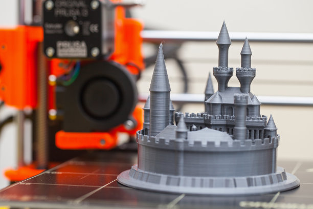 现代三维打印机在工作中。图片下载