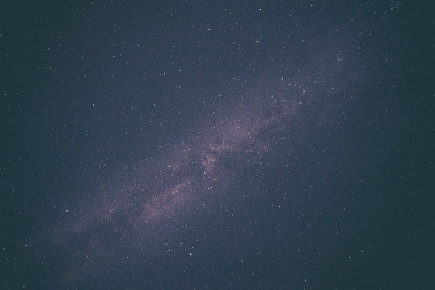 繁星满天的夜空，银河系里满是星星和宇宙尘埃图片下载