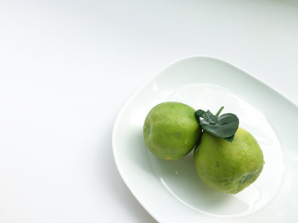 两个石灰盘和白色背景图片下载