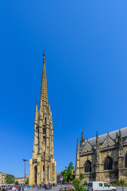 法国波尔多的圣米歇尔大教堂。为文本复制空间。垂直的。图片下载