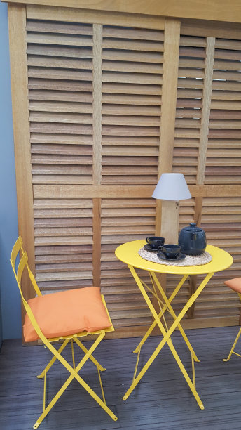 木制背景上的老式黄钢桌椅图片下载