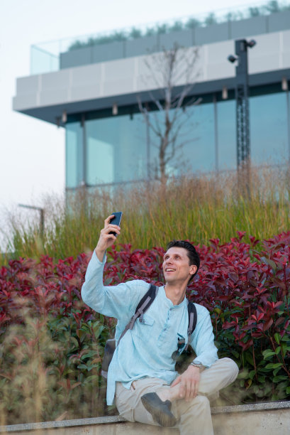 帅哥在用手机自拍图片下载