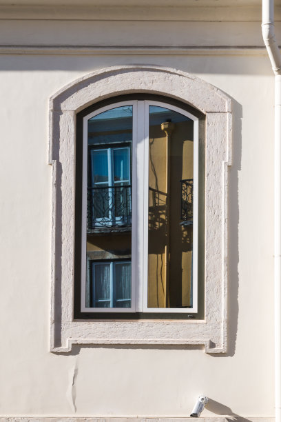 带有倒影的窗户，葡萄牙里斯本图片下载