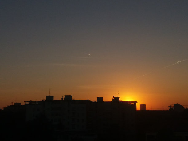 城市日落在晴朗的天空图片下载