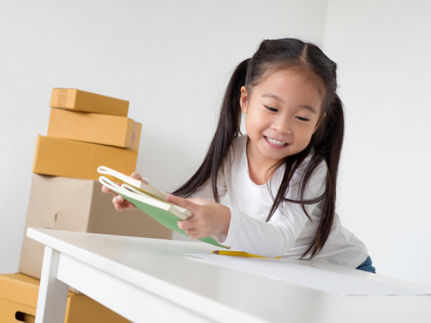 亚洲女学生在家里拿着书准备去上学。回到学校的概念。图片下载