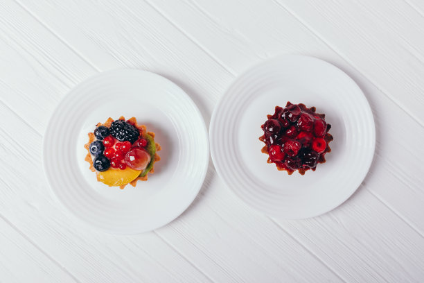 蛋糕和浆果在白色的桌子上，俯视图图片下载