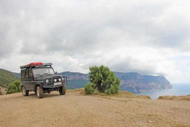 夏季克里米亚山区的吉普车越野之旅图片下载