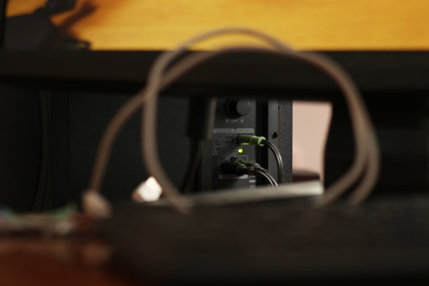 带电脑的黑色耳机图片下载