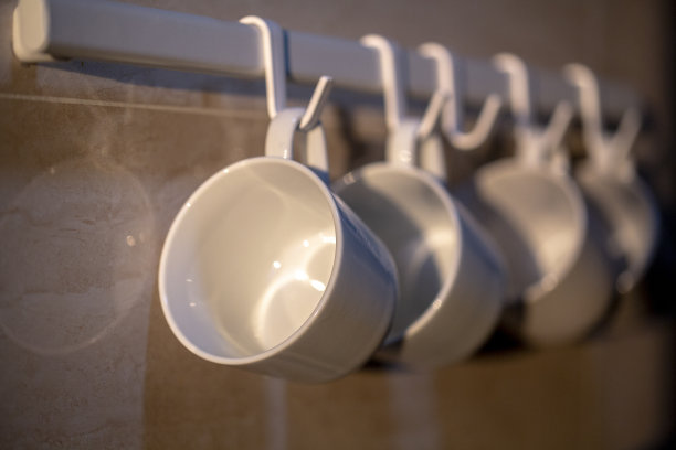 咖啡杯挂在阳光下素材图片