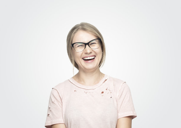 对着镜头微笑的年轻漂亮女性图片下载