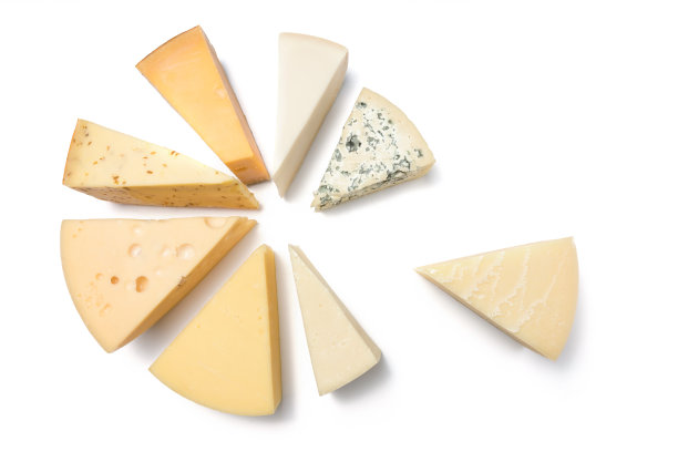不同种类的奶酪在白色背景下分离。图片下载