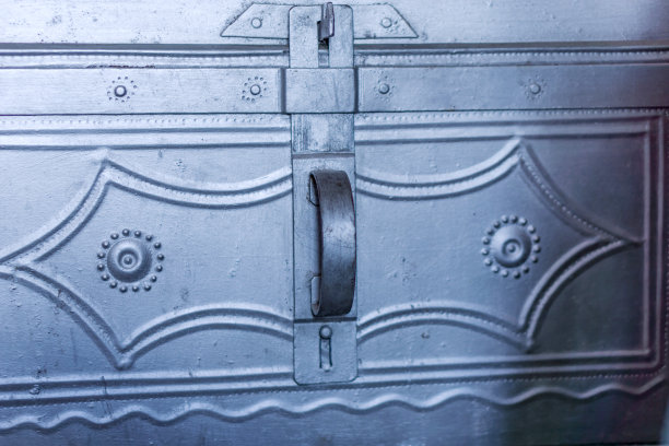 一个木材燃烧炉的门的特写。锻造铁饰品和灰。冬天家的温馨，在寒冷的冬天里温暖。图片下载