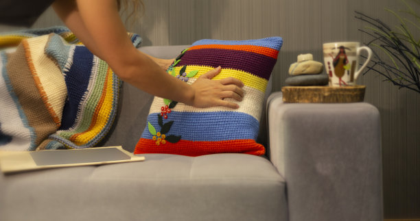 女人修理房子。图片下载